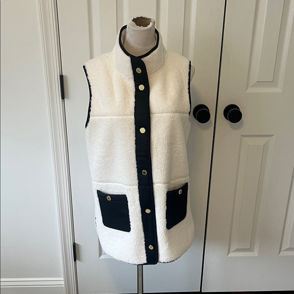 Lilly Pulitzer Jackets & Blazers - Lilly Pulitzer graycele Sherpa vest